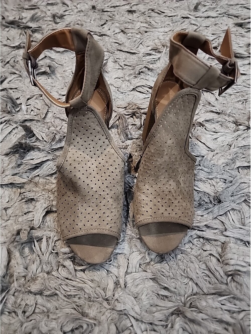UNIVERSAL THREAD GOODS CO. Womens Sz 8.1/2Taupe Faux Suede Cutout Shoes Open Toe